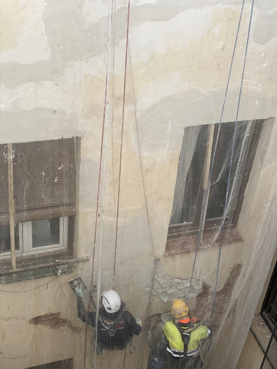 Equipo de trabajos verticales en patio interior de Madrid