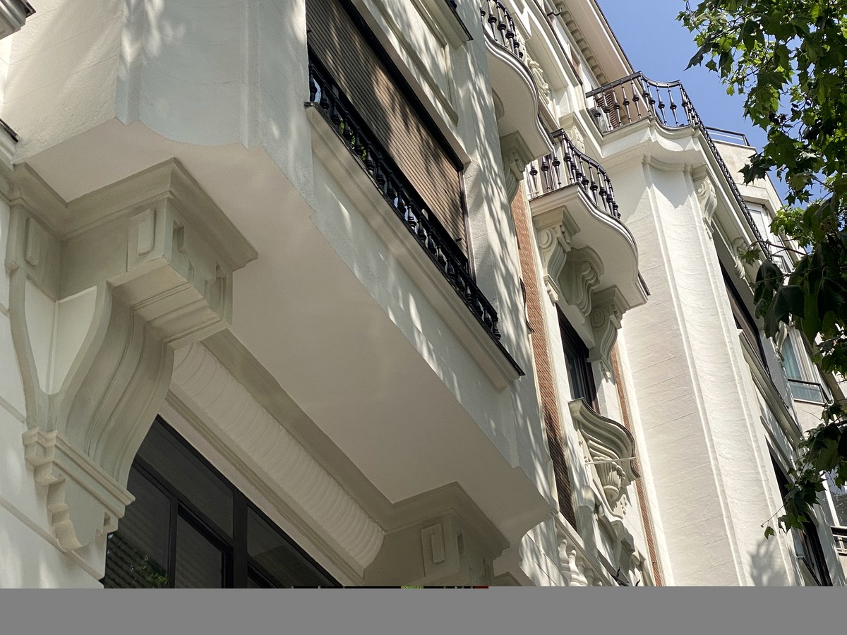 Restauración de molduras y elementos ornamentales en edificio protegido de Madrid