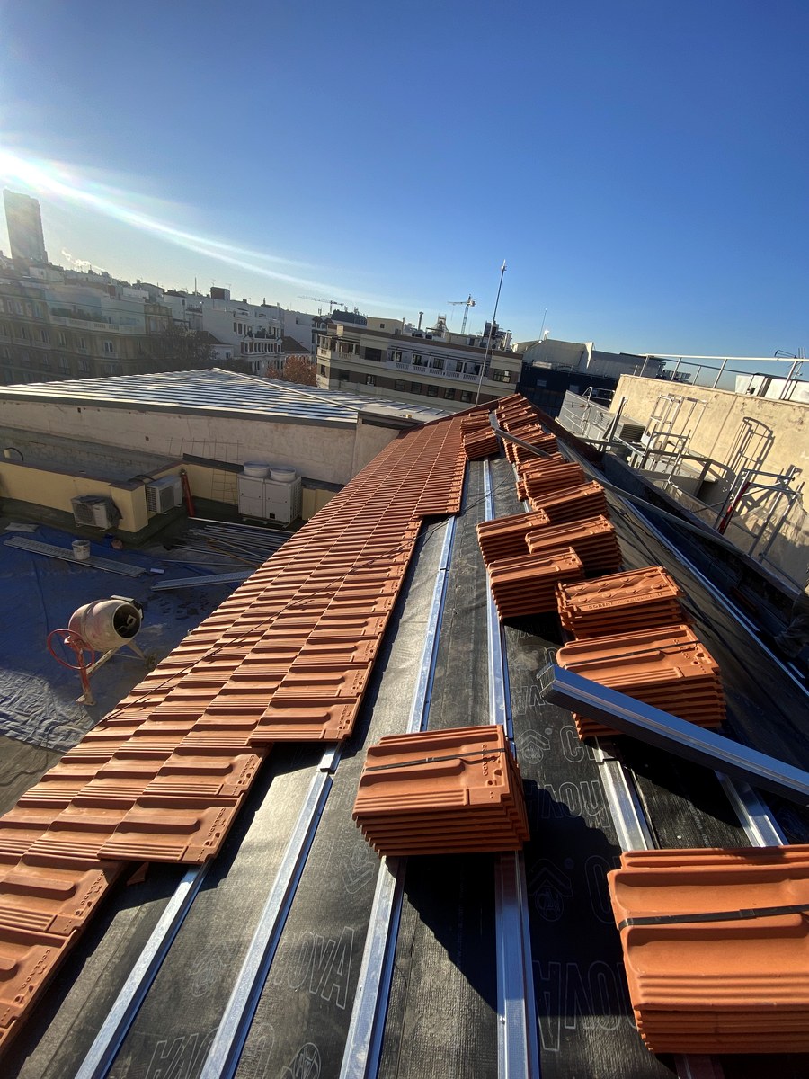 Cubierta de teja terracota restaurada en edificio de Madrid