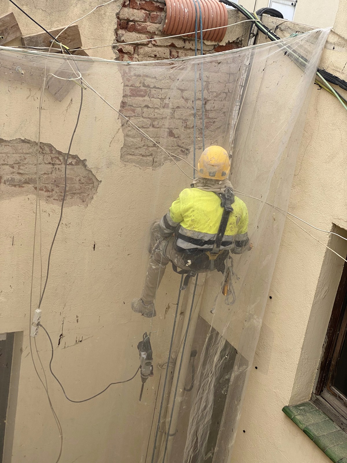 Trabajos verticales certificados en patio interior